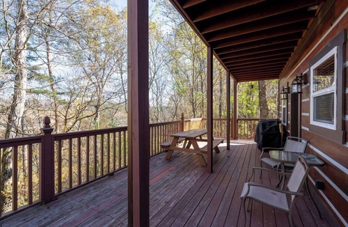 Hanceville Cabin | Cozy cabin near the Shrine with peaceful views—perfect for a relaxing retreat.