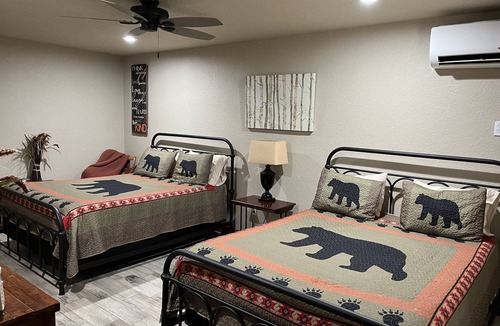 Paris Cabin | Cozy cabin with 2 beds near trails on the great Mount Magazine.n