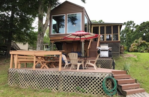 Maurepas Cabin | Cozy Camp With Sun Decks! Near New Orleans and Baton Rouge.!