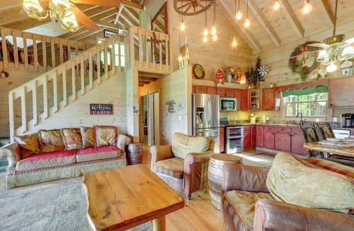 Cherry Log Cottage | Cozy Cherry Log Cabin w/Hot Tub & Mountain Views!