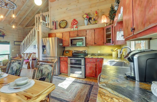 Cherry Log Cottage | Cozy Cherry Log Cabin w/Hot Tub & Mountain Views!