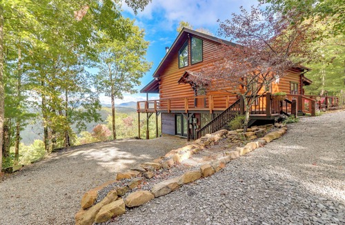 Cherry Log Cottage | Cozy Cherry Log Cabin w/Hot Tub & Mountain Views!