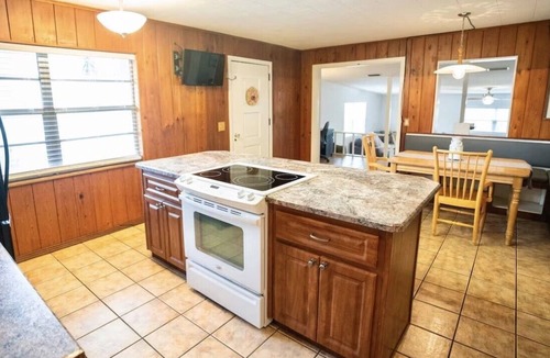 Minneola House | Cozy citrus retreat in Clermont FL. 3 bedroom, 2 bathroom