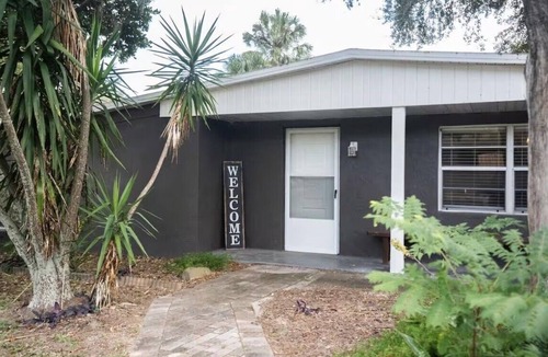 Minneola House | Cozy citrus retreat in Clermont FL. 3 bedroom, 2 bathroom