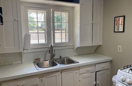 Mount Pleasant Cottage | Cozy Coach House: just minutes to CMU and Soaring Eagle Casino
