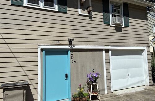 Mount Pleasant Cottage | Cozy Coach House: just minutes to CMU and Soaring Eagle Casino