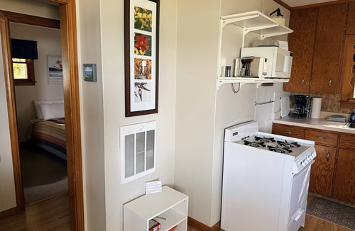 Maple City House | Cozy cottage Big Glen Lake, Tennis Court, Dock, Kayaks, Rowboat, Sunset view