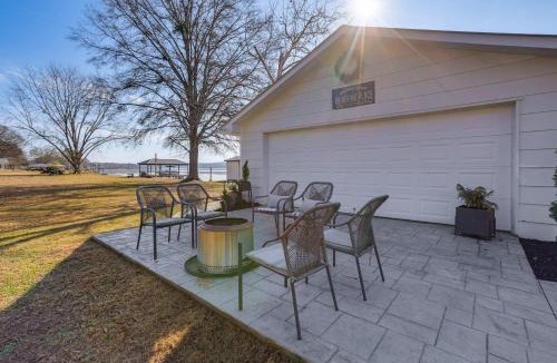 Wilsonville House | Cozy Cottage on Main Channel of Lay Lake