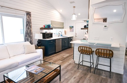 Navarre Cottage | Cozy Cottage with Beach Access