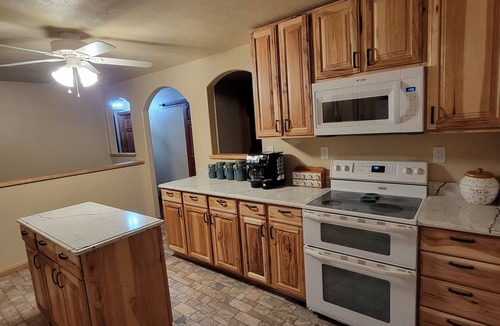 Twin Lake House | Cozy Country Home Near Lakes And Amusement Park