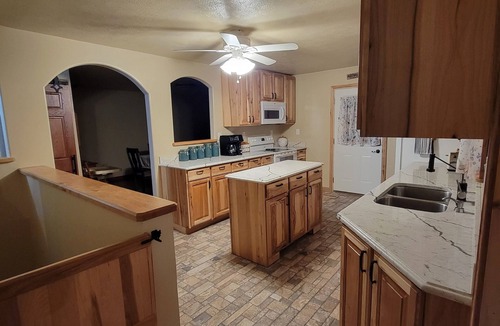 Twin Lake House | Cozy Country Home Near Lakes And Amusement Park
