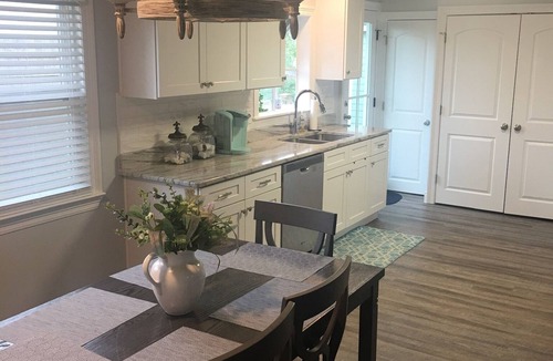 Bay St Louis Cottage | Cozy Creole Cottage 5 minute drive to beach sleeps 8