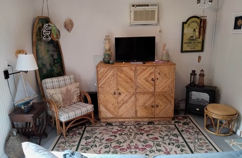 Waveland House | Cozy Downstairs Unit located down the street from the beaches, and Swimming Pool