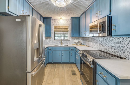 Little Kowaliga Cabin | Cozy Eclectic Cabin w/Lake Views & Shared Dock!