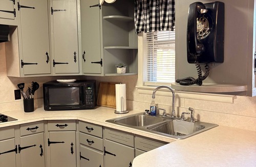 Bucks House | Cozy Farmhouse Retreat , Family & Pet Friendly, Near Beaches, casino and Mobile