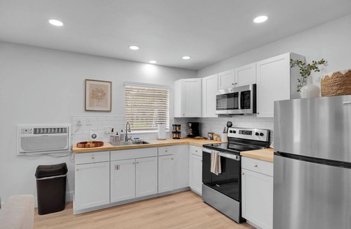 Palm Coast Cottage | Cozy Guest House w Hot Tub, Firepit & Private