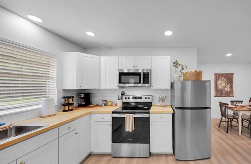 Palm Coast Cottage | Cozy Guest House w Hot Tub, Firepit & Private
