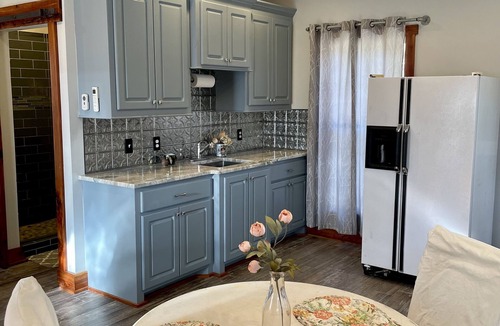 Madison House | Cozy guesthouse minutes from multiple amenities