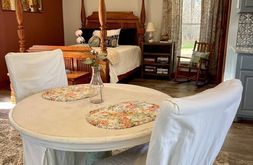 Madison House | Cozy guesthouse minutes from multiple amenities