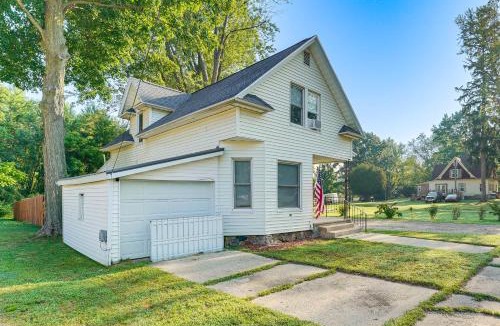 Hart House | Cozy Hart Getaway w/Fire Pit < 1 Mi to Lake!