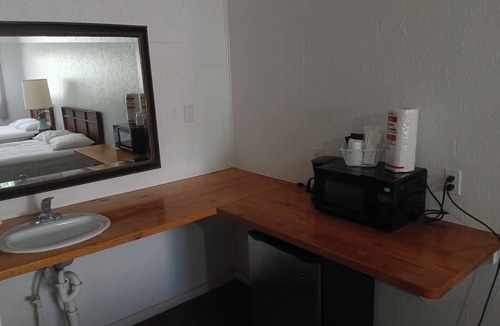 Mayo Hotel | Cozy Hill Top 18 in welcoming Mayo with Wi-Fi, AC, fitness room