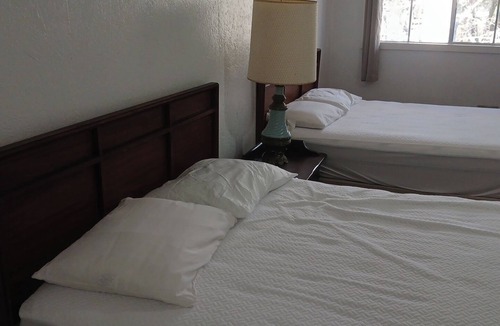 Mayo Hotel | Cozy Hill Top 18 in welcoming Mayo with Wi-Fi, AC, fitness room