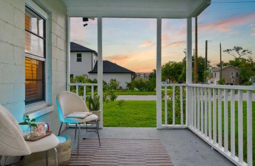 College Park House | Cozy home w kitchen & workspace