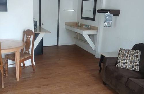 Mayo Hotel | Cozy hotel suite in peaceful Mayo with AC, WiFi, fitness room