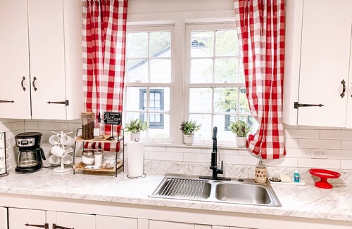 Hattiesburg Cottage | Cozy hub cottage in downtown Hattiesburg. Sleeps 4