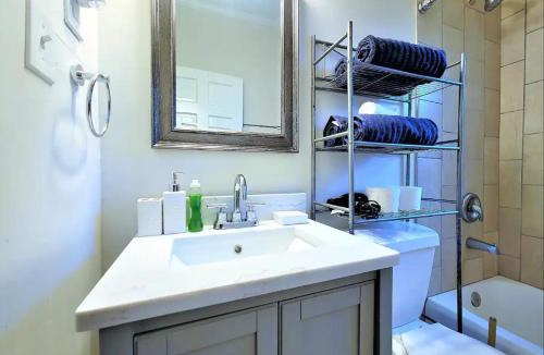 Decatur Apartment | Cozy King bed & Sofa & Room TV Wifi