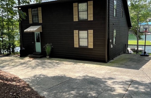 Alexander City House | Cozy Lake Point Home in Jackson's Gap with WIFI, kayaks, and amenities galore