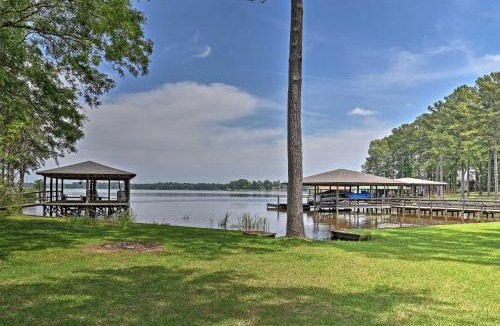 Benton House | Cozy Lakefront Benton Home ~ 20 Mi to Shreveport!