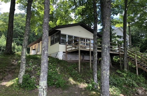 Le Roy House | Cozy Lakefront Cottage, Kayaks & Firewood Included, Last Minute Deals available!