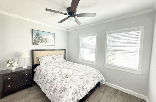 Fort Walton Beach Villa | Cozy Large 5BR Beach Villa 1 Minute to Beach