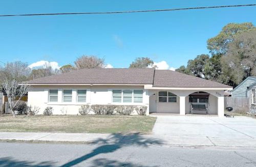 Fort Walton Beach Villa | Cozy Large 5BR Beach Villa 1 Minute to Beach