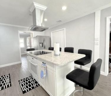 Fort Walton Beach Villa | Cozy Large 5BR Beach Villa 1 Minute to Beach