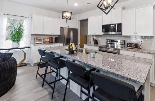 Morrow House | Cozy Luxurious 4BR home w/Entertainment Room 20 min from ATL Airport