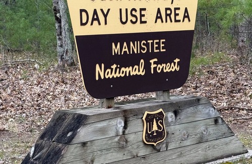 Manistee Cabin | Cozy Manistee Cabin Walk to Udell Hills Trailhead Near NCT & Manistee River