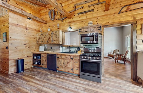 Lookout Mountain Cabin | Cozy mountain cabin with fire pit, outdoor kitchen & scenic yard