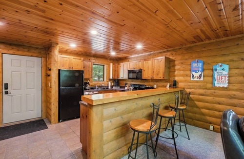 Boyne City Cabin | Cozy Mountain Cabin| Private Hot Tub| Ski-in/Ski-out | Sleeps 8 | 3 Bedroom