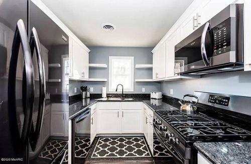 New Buffalo Cottage | Cozy New Buffalo cottage with hot tub & fire pit. Short walk to downtown!