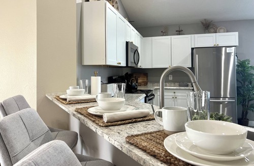 Florida Pines House | Cozy Palms Villa: 4BR, 3BA Home, South-Facing Pool & Spa – Mins to Disney!