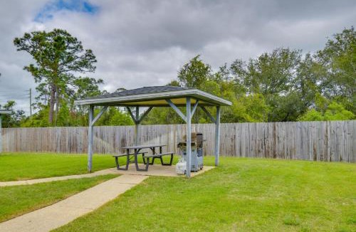 Siguenza Cove House | Cozy Pensacola Townhome with Shared Yard and Gas Grill