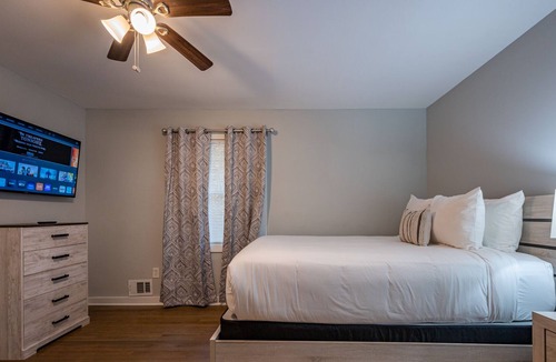 Lakewood House | Cozy Pet Friendly 2BR Near Mercedes Benz Stadium