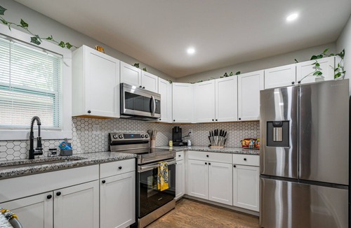 Lakewood House | Cozy Pet Friendly 2BR Near Mercedes Benz Stadium