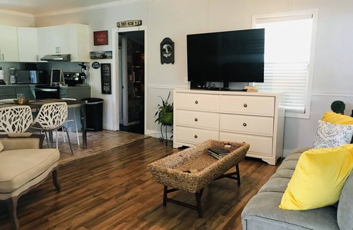 Umatilla Cottage | Cozy & Quaint! The Little Cottage for Big Hearts. A peaceful getaway in Florida!