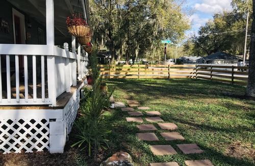 Umatilla Cottage | Cozy & Quaint! The Little Cottage for Big Hearts. A peaceful getaway in Florida!