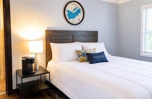 North Muskegon Apartment | Cozy Queen Ground Floor Studio Near Downtown Muskegon
