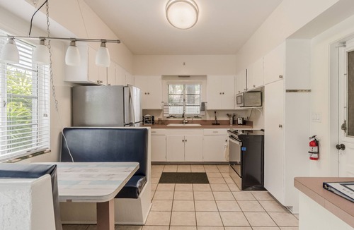 Fairview Shores House | Cozy Retreat + Pet Friendly + 8 minutes to Park Ave - Downtown Winter Park