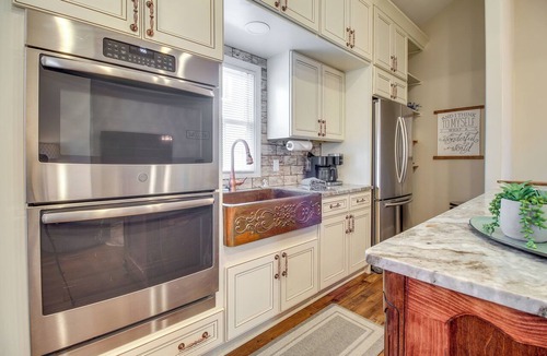 Thomas Square Apartment | Cozy Savannah Vacation Rental w/Fenced Courtyard!